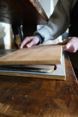 Stages de fabrication de papier, reliure, dorure, marbrure 2018